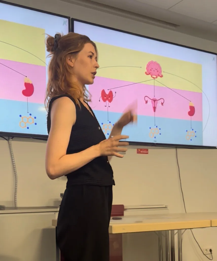 Kyra Volkenborn hält einen Workshop vor einer Präsentation zur hormonellen Regulation.